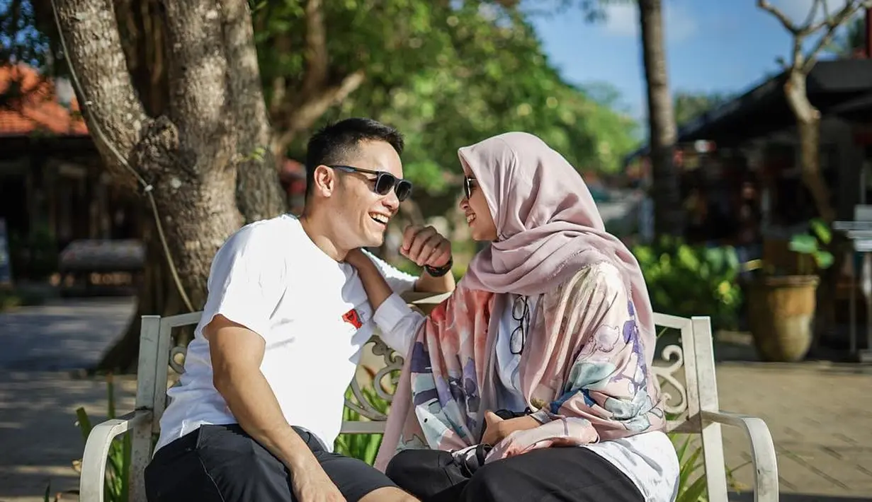 “Kita punya waktu yang cukup untuk berdua, ada waktu memang kalau Sienna sama Caca. Kayaknya ada beberapa hari, so far bisa didedikasikan untuk keluarga, so far belum ada masalah (dengan program kehamilan),” ujar Ben Kasyafani  (Instagram/benkasyafani)