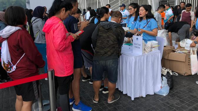 Warga mengantre di acara 1 juta tumbler yang digelar Kominfo di GBK, Jakarta. (Liputan6.com/Delvira Chaerani Hutabarat)