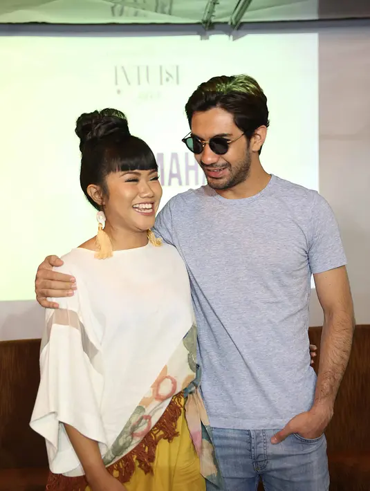 Pertemuan Yura Yunita berawal saat keduanya hadir dalam acara awards. Reza Rahadian mengungkapkan kekagumannya dengan karya penyanyi kelahiran Bandung 25 tahun silam itu. Salah satunya lagu Intuisi. (Nurwahyunan/Bintang.com)