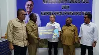 Bantuan diserahkan secara simbolis kepada Bupati Puncak Willem Wandik di Posko Tanggap Darurat Penanganan Bencana Kabupaten Puncak di Mimika, Papua Tengah pada Selasa, (19/9)/Istimewa.