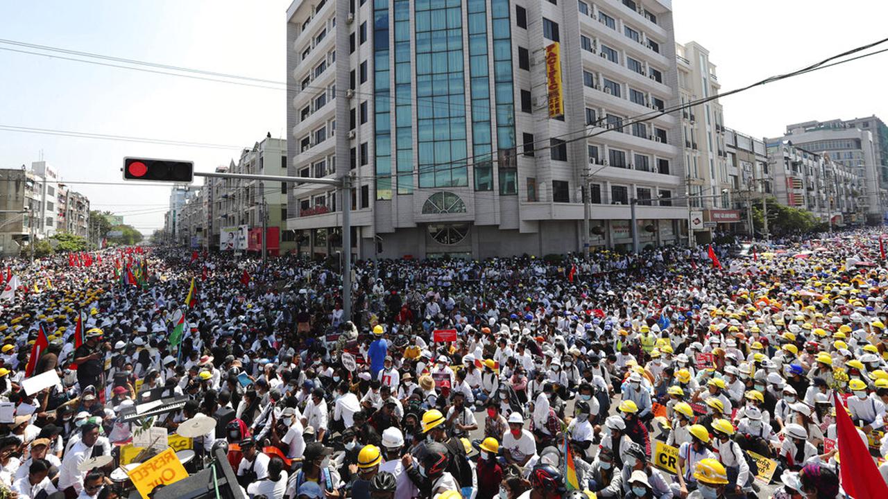 FOTO: Aksi Protes Kudeta Militer Myanmar Terus Berlanjut
