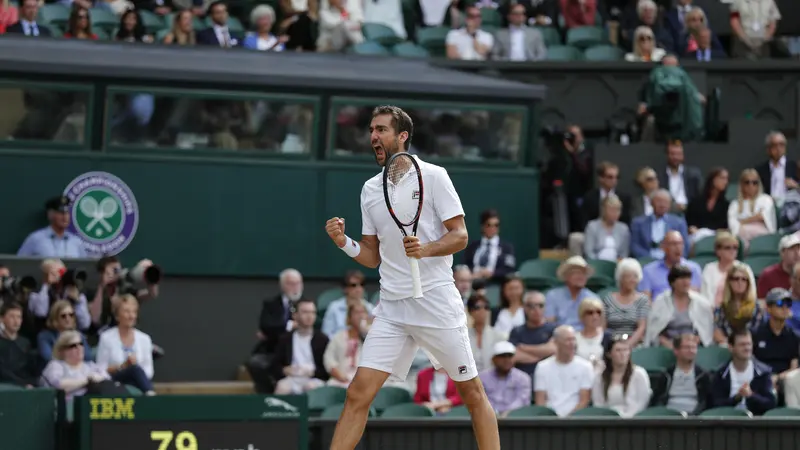 Marin Cilic rayakan kemenangan atas Sam Querrey pada semifinal Wimbledon, Jumat (14/7/2017). Cilic menang 6-7(6), 6-4, 7-6(3), 7-5. 