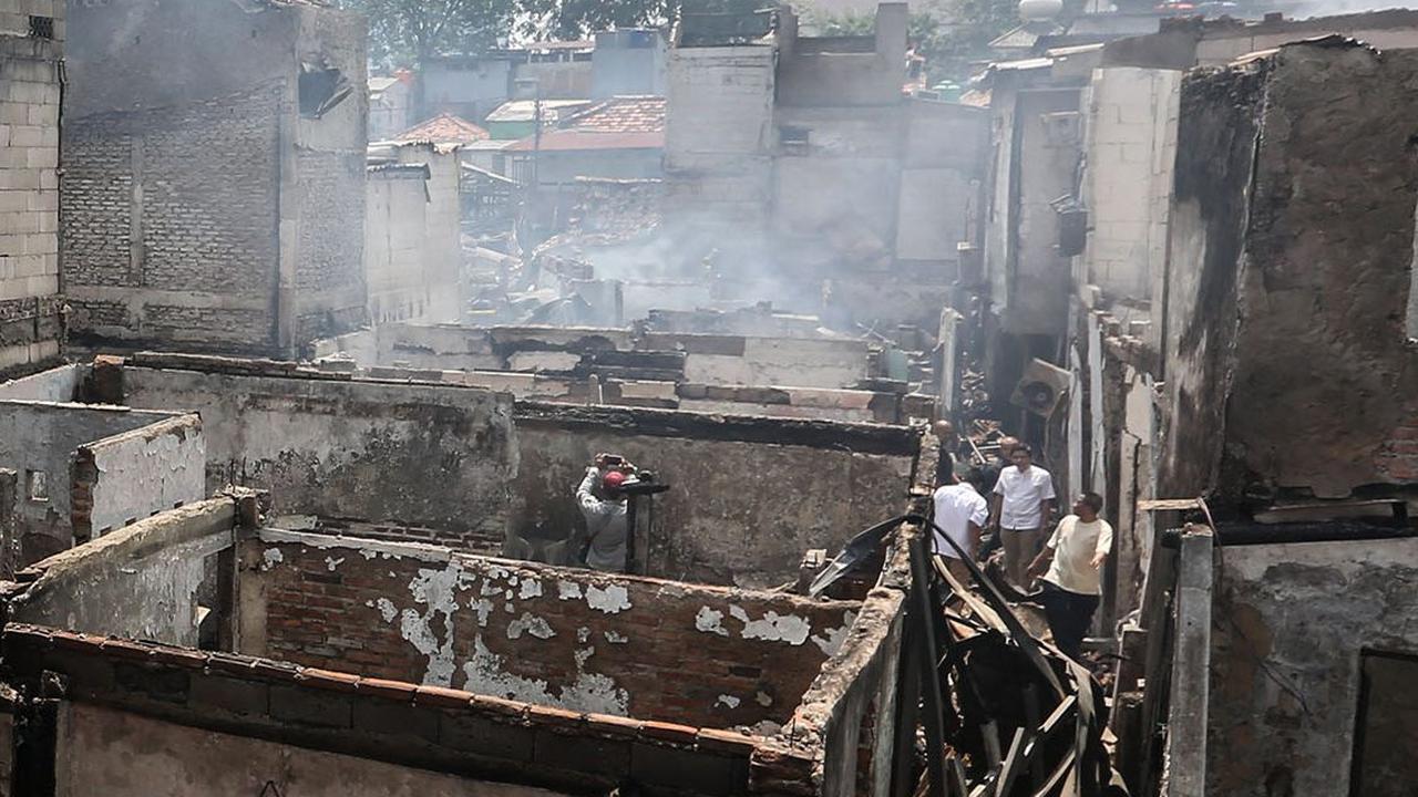 Melalui akun Instagram resmi @humasjakfire menyebut api berhasil dilokalisir perambatannya pada pukul 22.18 WIB (23/8/2023) malam.