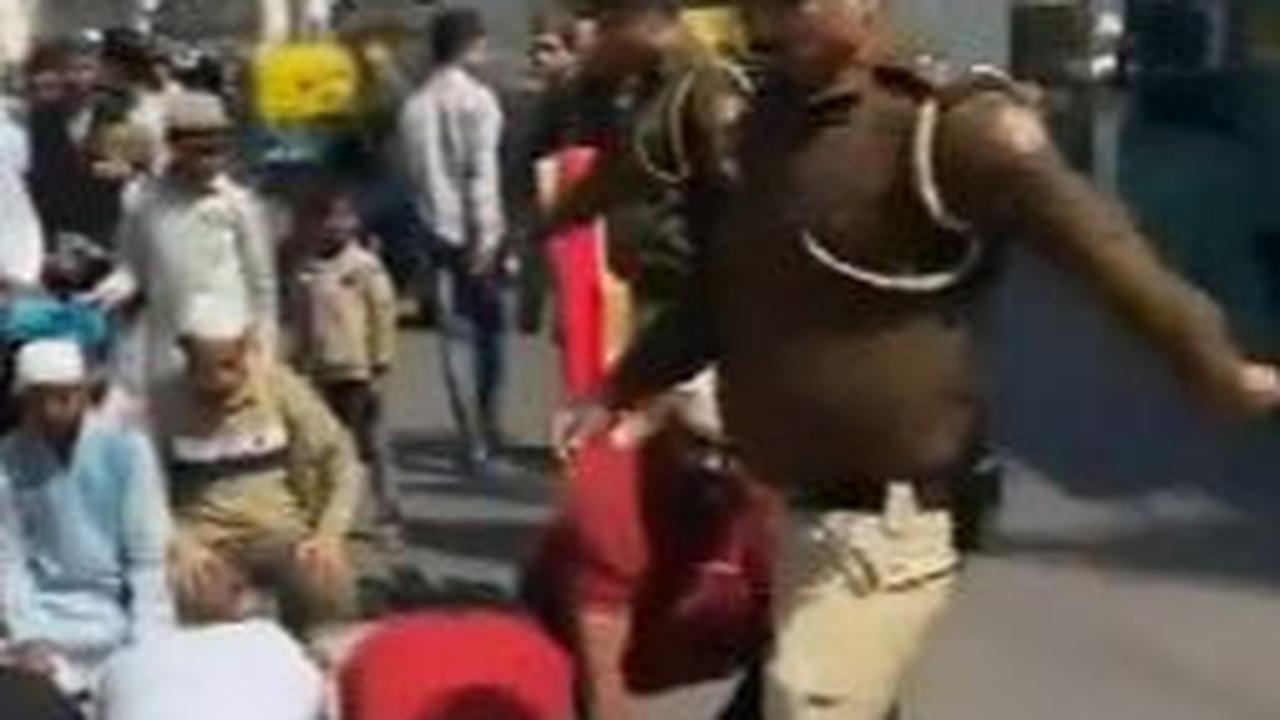 Sosok Manoj Kumar Tomar, Polisi India Arogan Tendang Umat Islam Sedang Salat Jumat