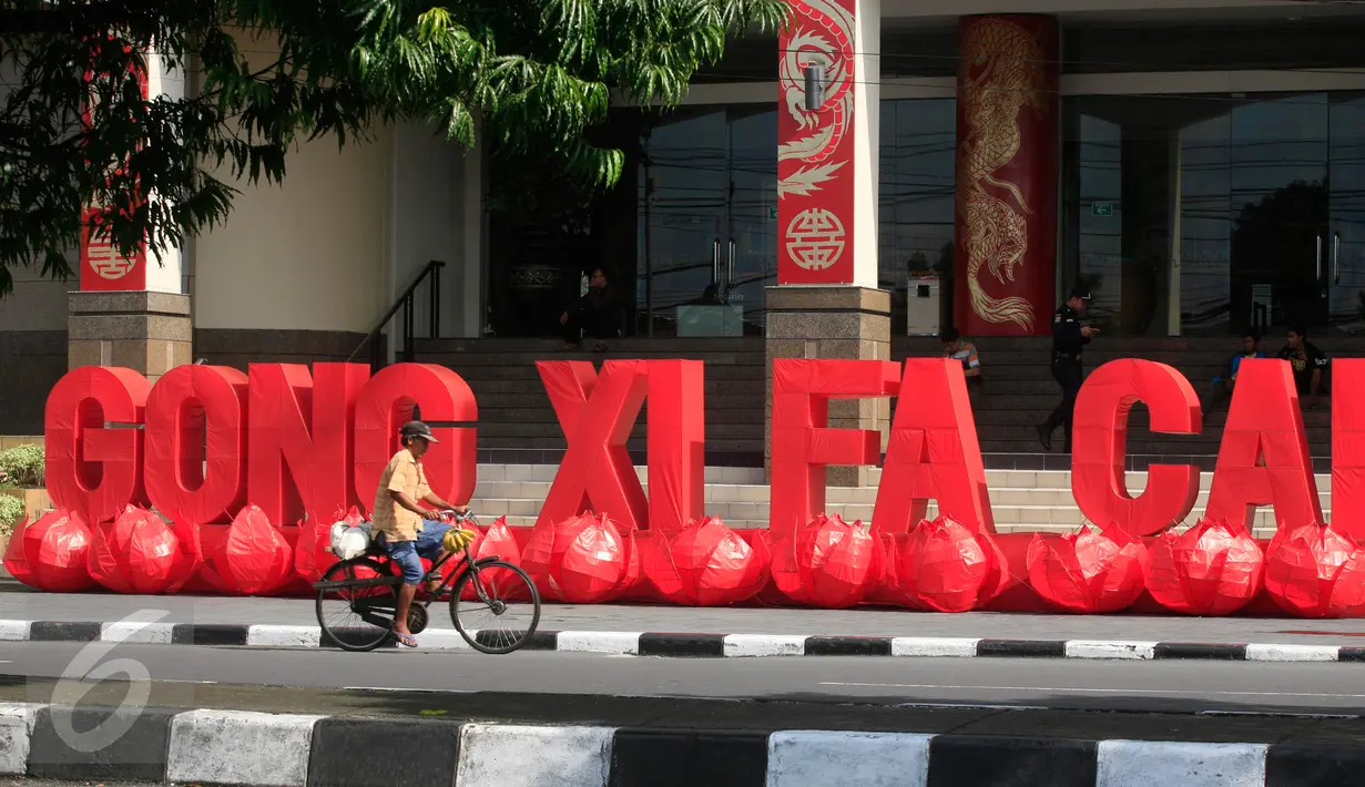 Pesepeda melintasi kawasan Ambarukmo Plaza,Yogyakarta yang di hiasi dengan Tulisan Gong Xi Fa Cai, Minggu (7/2).Aksesoris di pasang untuk menyambut tahun baru imlek sekaligus untuk menarik minat pembeli untuk berbelanja di mall tersebut.(Boy Harjanto)