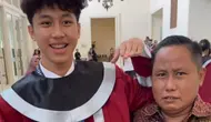Narji foto bareng anaknya yang baru lulus SMP,&nbsp;Dracaena Athaya Dinarta Mansyur. (dok. Instagram @narji77/https://www.instagram.com/p/C60cUUWrS1L/)
