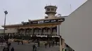 Sejumlah Awak media berkumpul selama konpers rencana pembukaan Bandara Internasional Aleppo, Suriah (21/12). Bandara tersebut akan kembali dibuka setelah ditutup sejak perang saudara pada Maret 2013. (AFP PHOTO/GEORGE OURFALIAN)