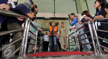 Bupati Empat Lawang, Budi Antoni Aljufri keluar dari gedung KPK usai menjalani pemeriksaan, Jakarta, Selasa (14/7/2015). Budi diperiksa terkait kasus suap mantan Ketua MK, Akil Mochtar dalam Pilkada Kabupaten Empat Lawang. (Liputan6.com/Helmi Afandi)