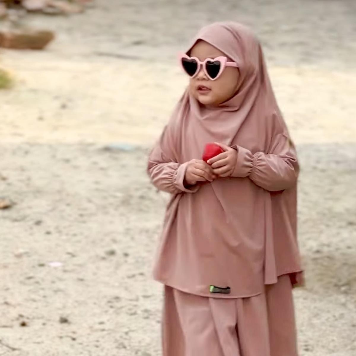 Disebut Ceu Haji, Potret Cantik Kamya Anak Kedua Fitri Tropica - Bestie Rayyanza yang Dijuluki 'Duta Rebahan'
