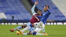 Pemain West Ham, Sebastien Haller, berebut bola dengan pemain Everton Mason Holgate pada pertandingan lanjutan Liga Inggris di Goodison Park, Sabtu (2/1/2021). (Peter Byrne,Pool via AP)