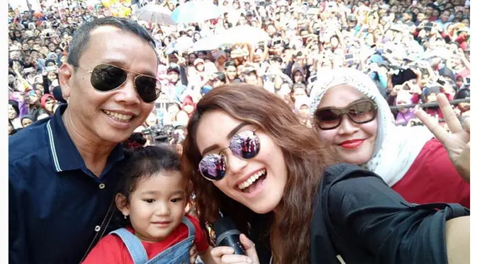 Ayu Ting Ting dan keluarga. (Instagram/ayutingting92)