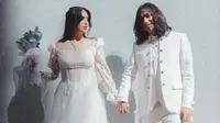 6 Potret Busana Nikah Ayushita dan Gerald Situmorang, Modern-Vintage Penuh Romansa
