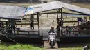 Warga turun dari perahu eretan di Sungai Cisadane, Neglasari, Kota Tangerang, Kamis (7/10/2021). Warga di kawasan tersebut masih memanfaatkan jasa penyeberangan perahu eretan untuk menyebrangi Sungai Cisadane. (Liputan6.com/Angga Yuniar)