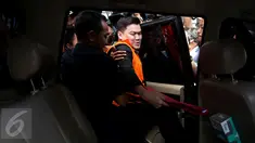 Pengusaha Andi Agustinus alias Andi Narogong masuk ke dalam mobil usai menjalani pemeriksaan setelah di tetapkan jadi tersangka dan di tahan semalam terkait kasus pengadaan e-KTP di Gedung KPK, Jakarta, Kamis (24/3). (Liputan6.com/Johan Tallo)