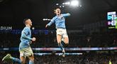 Pemain Manchester City, Erling Haaland melakukan selebrasi setelah mencetak gol ke gawang Burnley pada laga perempat final FA Cup 2022/2023 di Etihad Stadium, Minggu (19/03/2023). Mesin gol Manchester City ini menempati poisisi teratas daftar pencetak gol terbanyak sementara dengan mengoleksi 28 gol. (AFP/Oli Scarff)
