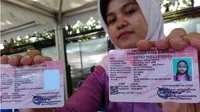 Petugas Dinas Kependudukan dan Catatan Sipil menunjukan kartu identitas anak (KIA) yang perdana diluncurkan di Bandung, Rabu (28/12). (Liputan6.com/Arie Nugraha)