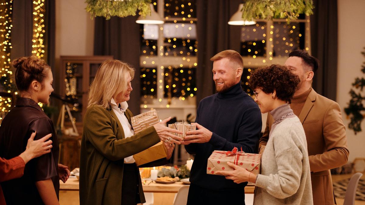 Mengenal White Elephant, Tren Tukar Kado yang Gantikan Secret Santa di Kantor Jelang Akhir Tahun