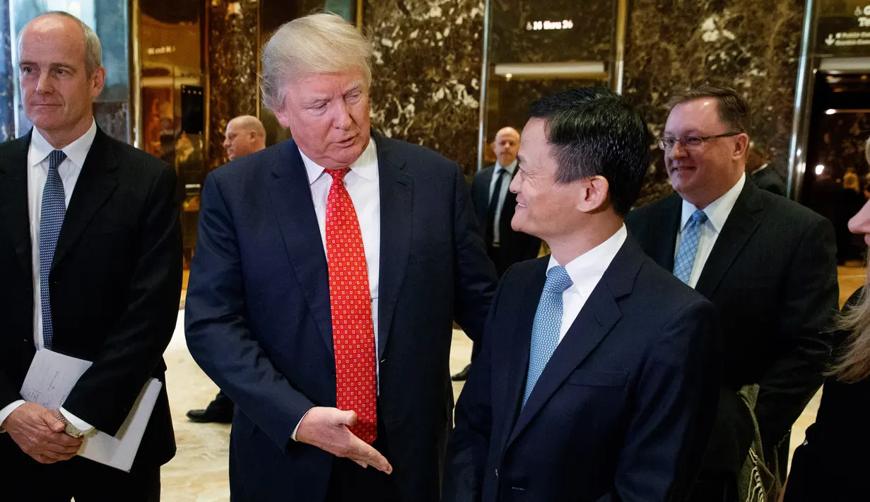 Dalam pertemuan tersebut, Jack Ma dan Trump akan fokus pada rencana ekspansi perusahaan e-commerce China ke Amerika, New York, Senin (9/1). (AP Photo/Evan Vucci)