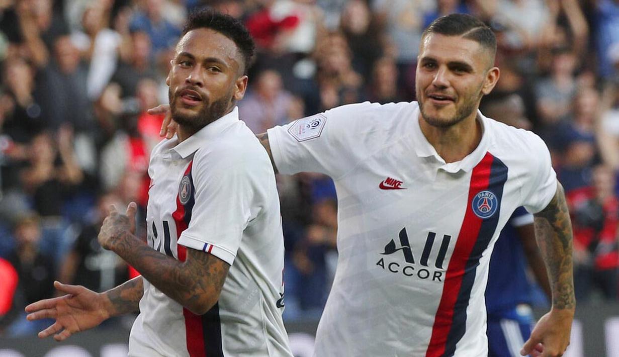 Striker PSG, Neymar, melakukan selebrasi bersama Mauro Icardi usai membobol gawang Strasbourg pada laga Liga 1 Prancis di Stadion Parc des Princes, Sabtu (14/9). PSG menang 1-0 atas Strasbourg. (AP/Francois Mori)