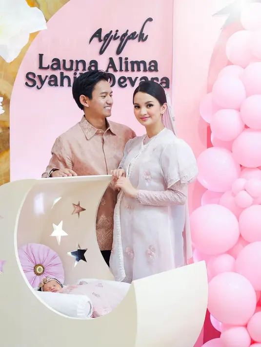 Sabrina melengkapi penampilannya dengan kerudung yang disematkan di rambutnya.  [@sabrinaanggraini]