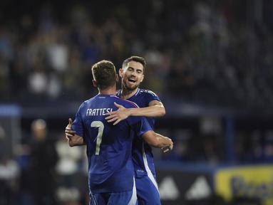 Gelandang Italia Davide Frattesi berselebrasi dengan Jorginho setelah mencetak gol pembuka timnya ke gawang Bosnia-Herzegovina dalam laga uji coba internasional terakhir jelang Euro 2024 di Stadio Carlo Castellani, Senin (10/6/2024) dini hari WIB. (Massimo Paolone/LaPresse via AP)
