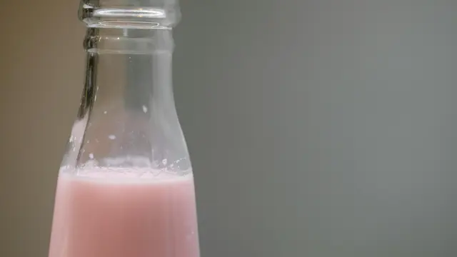 Contoh ilustrasi es leci yoghurt dengan yakult