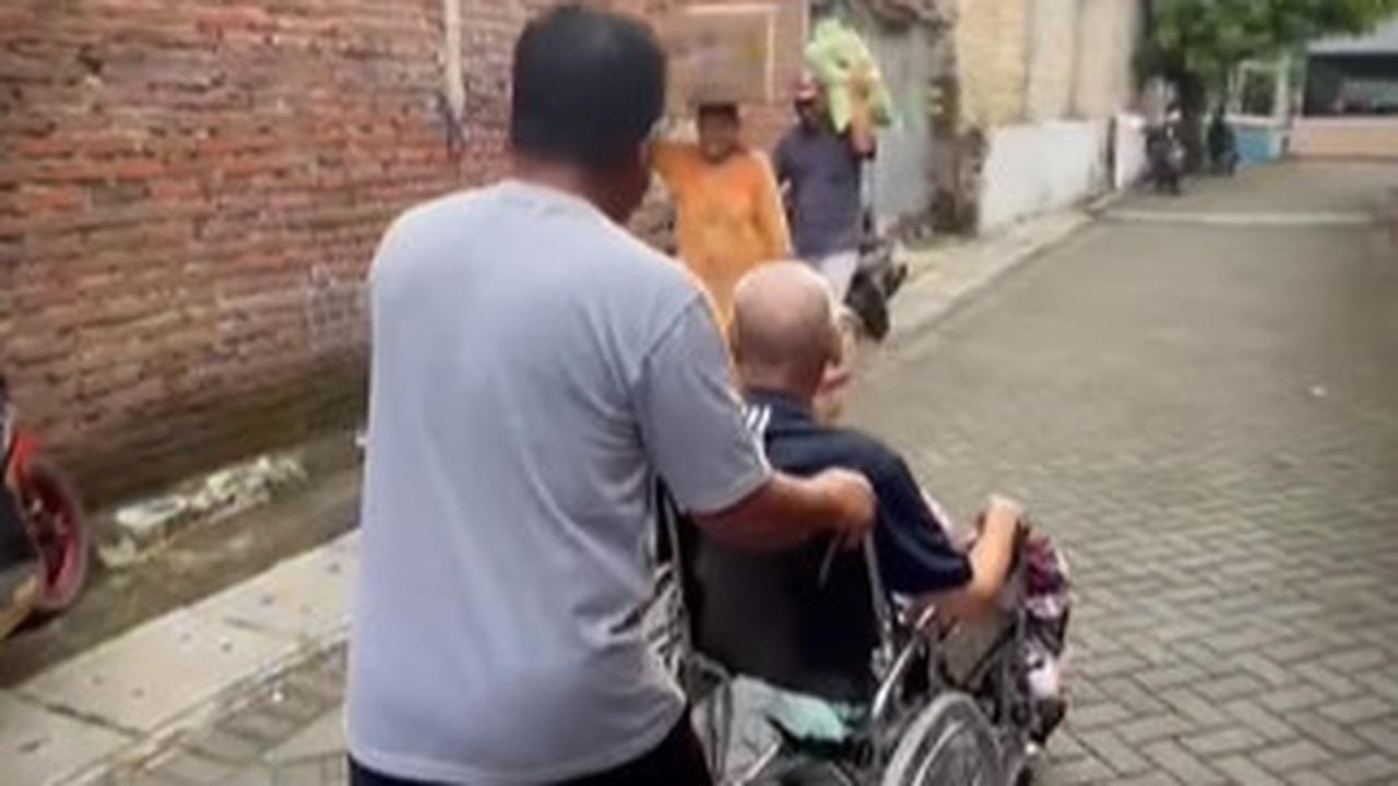 Sang jenderal lantas mendorong sang ayah sembari sesekali mengajak berinteraksi dengan warga sekitar kediaman.
