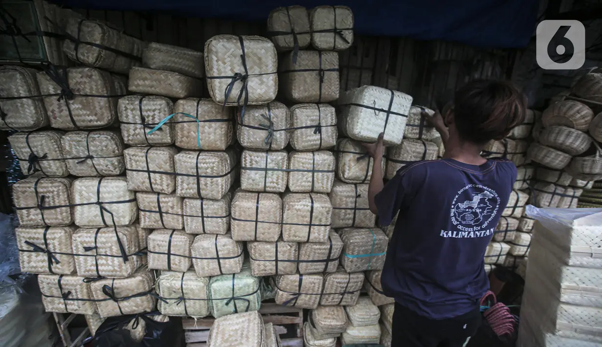 Kesibukan pedagang besek bambu yang akan dijual sebagai wadah daging hewan kurban  di Kawasan Jatinegara, Jakarta, Rabu (6/7/2022). Jelang Idul Adha, penjualan besek untuk tempat daging kurban yang ramah lingkungan mengalami peningkatan. (Liputan6.com/Faizal Fanani)