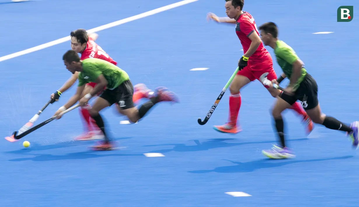 Sadil Septiansyah (2) atlet timnas hoki Indonesia berduel dengan pemain Korea dalam lanjutan laga penyisihan grup pada Asian Games 2018 di Lapangan Hoki Kompleks Gelora Bung Karno, Jakarta Jumat (24//8/2018). (Bola.com/Peksi Cahyo)