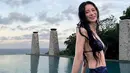 Ia juga tampil mengenakan bikini warna biru bercorak senada dengan mini skirtnya. [@limjjy2]