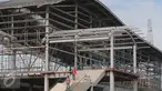 Pekerja menyelesaikan proyek pembangunan Stasiun Commuter Line Cikarang, Jawa Barat, Selasa (12/4). Proyek ini ditargetkan selesai dan bisa dioperasikan pada 2018. (Liputan6.com/Angga Yuniar)