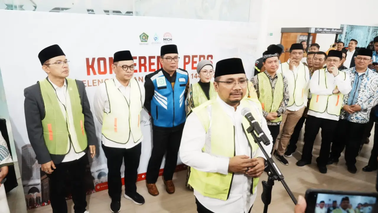 Menteri Agama (Menag) Yaqut Cholil Qoumas melepas keberangkatan jemaah haji kloter pertama dari Embarkasi Kertajati (KJT-01) di Bandara Internasional Jawa Barat (BIJB) Kertajati, Majalengka, Jawa Barat, Minggu (28/5/2023). (Nafysul Qodar/Liputan6.com)