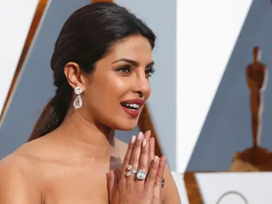 Mantan Miss World, Priyanka Chopra memakai koleksi perhiasan Lorraine Schwartz dengan anting berlian 50 karat seharga Rp 42 miliar di red carpet Piala Oscar 2016. Di tangannya juga melingkar cincin berlian dengan total Rp 60 miliar (REUTERS/Adrees Latif )