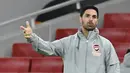 Pelatih Arsenal, Mikel Arteta, memberikan arahan kepada pemainnya saat menghadapi Dundalk pada laga lanjutan Liga Europa 2020/2021 di Emirates Stadium, Jumat (30/10/2020) dini hari WIB. Arsenal menang 3-0 atas Dundalk. (AFP/Glyn Kirk)