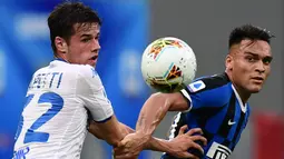 Penyerang Inter Milan, Lautaro Martinez, berebut bola dengan pemain Brescia pada laga lanjutan Serie A pekan ke-29 di Giuseppe Meazza, Kamis (2/7/2020) dini hari WIB. Inter Milan menang 6-0 atas Brescia. (AFP/Miguel Medina)