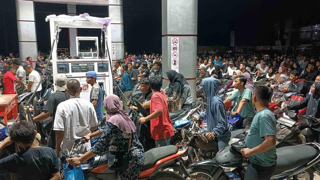 FOTO: Antrean Panjang BBM Warnai Pemulihan Pascabanjir di Sumut dan Aceh