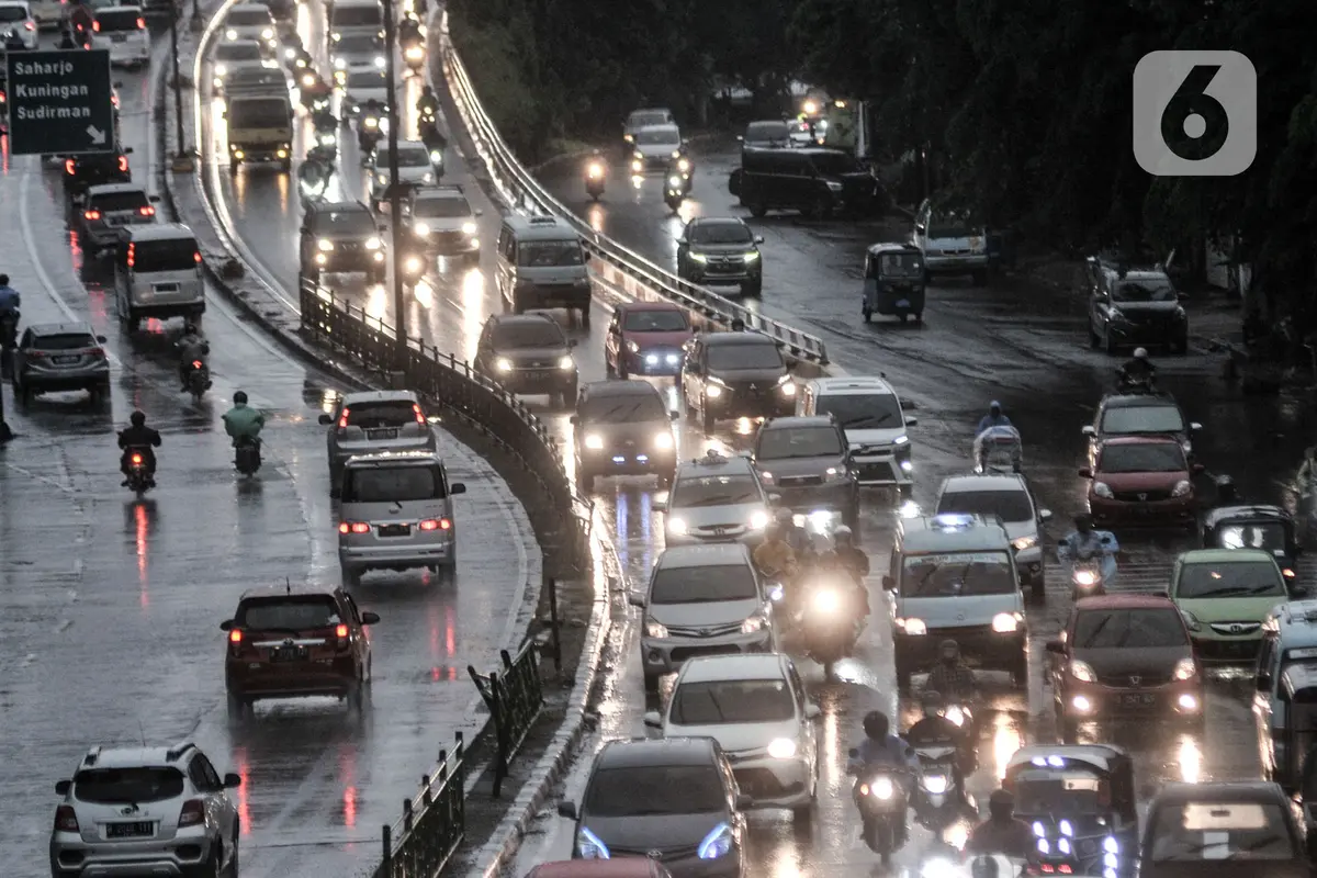 FOTO: Waspada Hujan Angin di Jakarta Dampak Siklon Molave