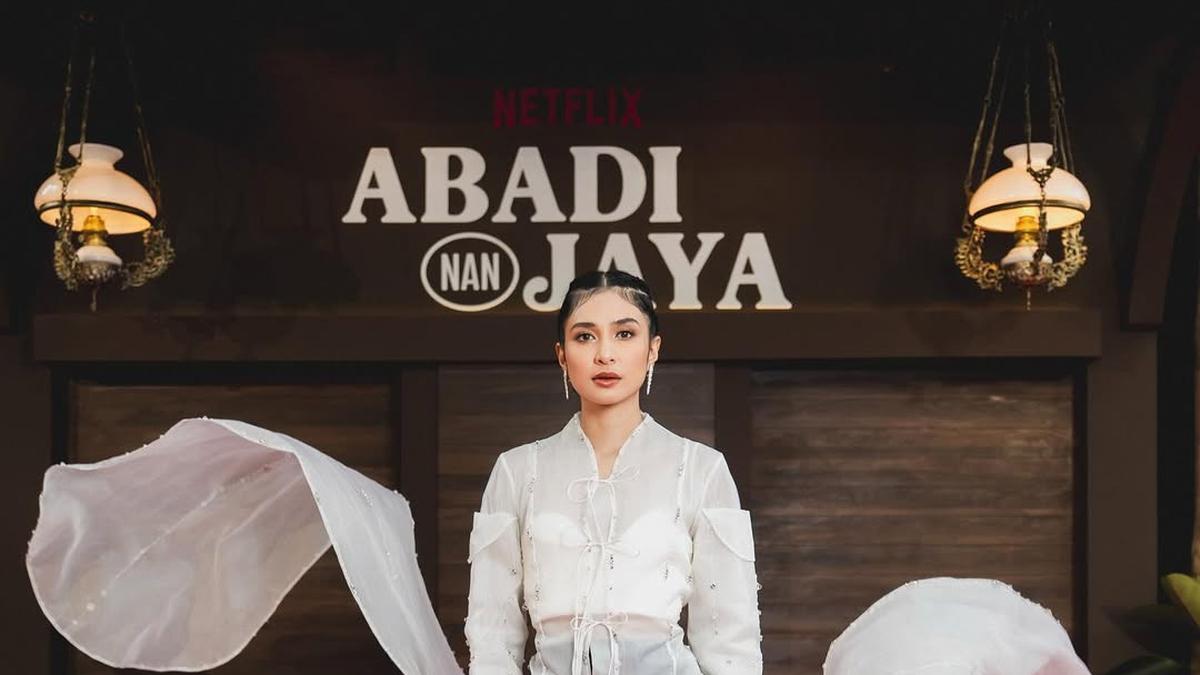 Pesona Mikha Tambayong Berkebaya dengan Gaya Edgy di Premiere Film Netflix Abadi nan Jaya