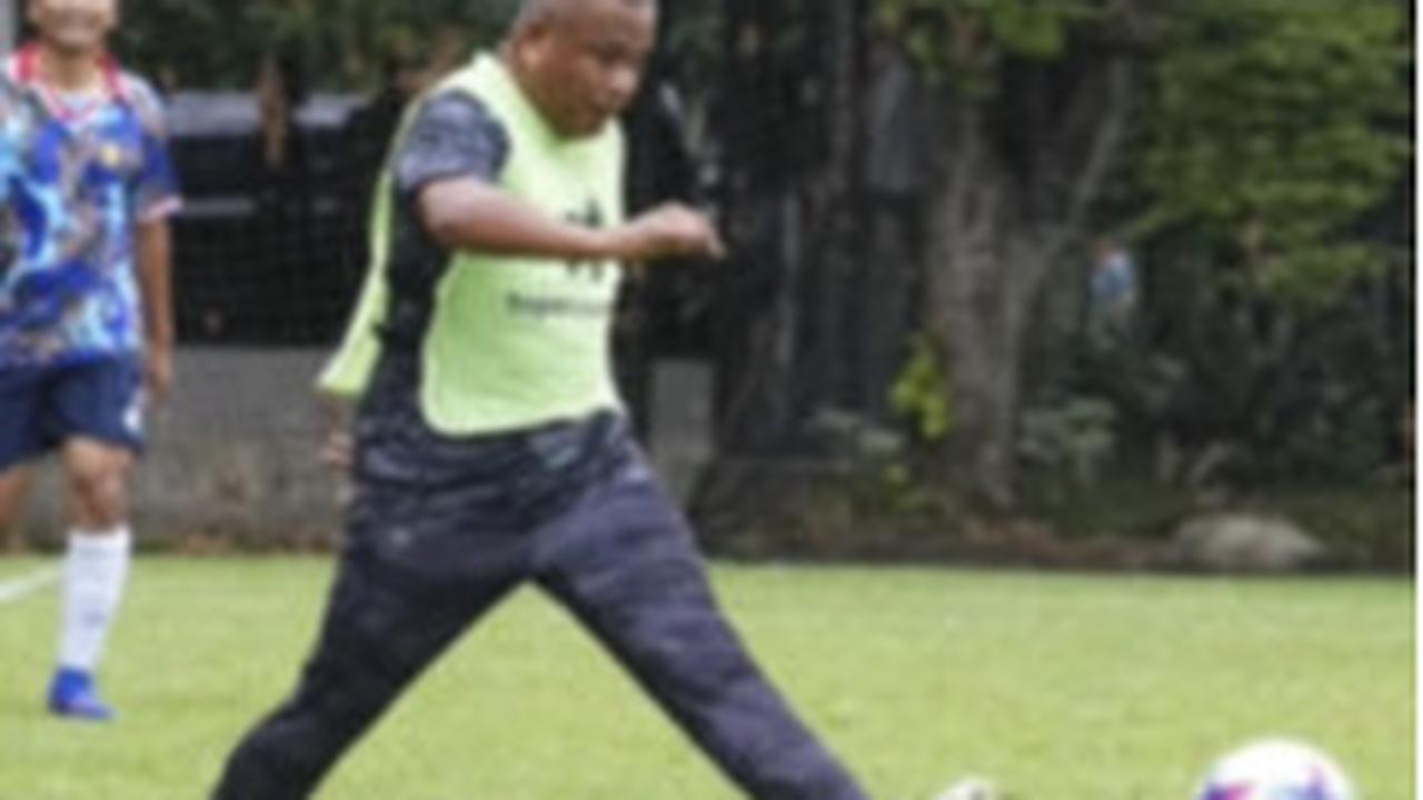Berolahraga di sela kesibukan menjadi pilihan bagi banyak orang. Selain menyehatkan, olahraga juga bisa menyegarkan pikiran.
