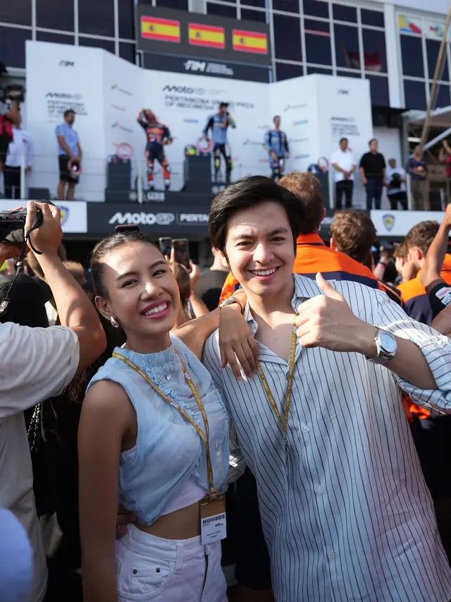 Anti Meleleh, Makeup dan Gaya Rambut Shenina Cinnamon Tetap On Point di Tengah Panasnya Mandalika