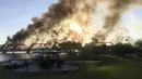 Asap membumbung saat kereta barang tergelincir dan terbakar di jembatan Danau Kota Tempe, Arizona, Amerika Serikat, Rabu (29/7/2020). Kecelakaan terjadi sekitar pukul 06.15 waktu setempat. (Daniel Coronado via AP)