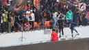 Sejumlah suporter berada di sekitar pagar besi tribun Jakarta International Stadium (JIS) yang rusak di Jakarta, Minggu (24/7/2022). Pagar di sisi utara stadion tingkat dunia tersebut roboh akibat diduduki oleh para penonton. (Liputan6.com/Herman Zakharia)