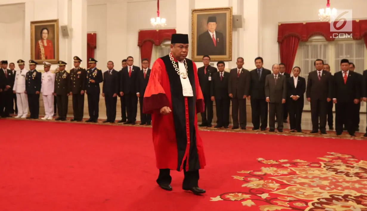 Arief Hidayat saat dilantik menjadi Hakim Konstitusi periode 2018-2023 di Istana Negara, Jakarta, Selasa (27/3). Pengambilan sumpah dilakukan setelah Arief kembali terpilih sebagai hakim MK perwakilan DPR. (Liputan6.com/Angga Yuniar)
