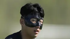 Penyerang Korea Selatan, Son Heung-min melakukan pemanasan selama sesi latihan tim di Al Egla Training Site 5 di Doha, Qatar, Rabu, 23 November 2022. Korea Selatan akan bertanding melawan Uruguay pada pertandingan perdana Grup H Piala Dunia 2022 Qatar, Kamis (24/11/2022) pukul 20.00 WIB. (AP Photo/Lee Jin-man)