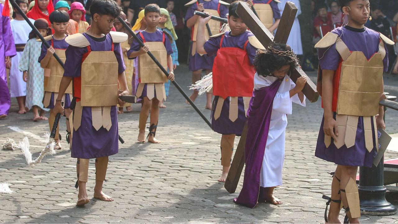 Anak-anak tampilkan drama penyaliban Yesus Kristus saat peringati Jumat Agung