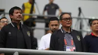 Direktur Teknik PSSI, Indra Sjafri, bersama Manajer Sumardji turut mendampingi Timnas Indonesia saat melawan Brunei Darussalam pada matchday kedua Grup A Piala AFF 2022 di KLFA Stadium, Kuala Lumpur, Senin (26/12/2022). (Bola.com/Zulfirdaus Harahap)