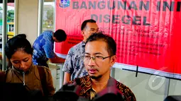 Kepala Seksi Penataan Kota DKI Jakarta, Bayu Aji saat memberikan keterangan pada wartawan di Mal Tebet Green, Jakarta, Kamis (5/3/2015). Penyegelan ini merupakan peringatan ketiga untuk mal Tebet Green. (Liputan6.com/Yoppy Renato)