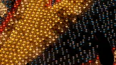 Pengunjung melihat pajangan lilin selama Festival Cahaya Cittadella, di Benteng abad pertengahan di Victoria, Pulau Gozo, Malta, (16/3). Sekitar 30 ribu lilin bertebaran di Victoria. (REUTERS / Darrin Zammit Lupi)