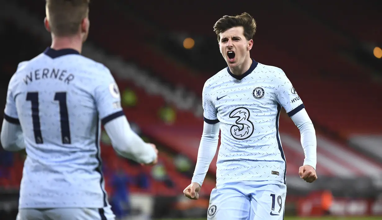 Gelandang Chelsea, Mason Mount (kanan) berselebrasi usai mencetak gol ke gawang Sheffield United pada pertandingan lanjutan Liga Inggris di stadion Bramall Lane, Inggris, Senin (8/2/2021). Kemenangan ini membuat Chelsea kini melesat ke posisi 5 klasemen sementara. (Clive Mason/ Pool via AP)