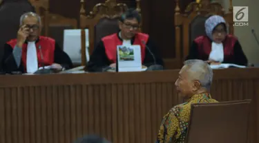 Mantan Dirjen Hubla Kemenhub, Antonius Tonny Budiono menyimak pembacaan dakwaan pada sidang perdana di Pengadilan Tipikor, Jakarta, Kamis (18/1). Sidang beragendakan pembacaan dakwaan oleh Jaksa Penuntut Umum. (Liputan6.com/Helmi Fithriansyah)